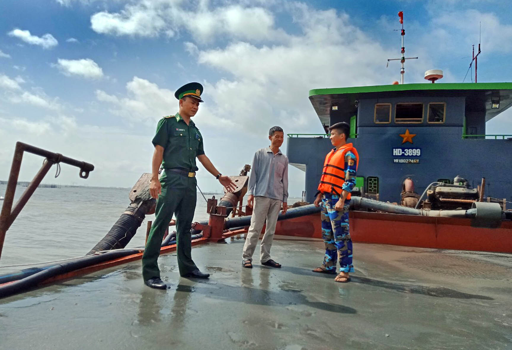 Bắt giữ 4 tàu khai thác, vận chuyển cát trái phép